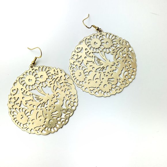 American Vintage Jewelry - Retro lightweight gold cut out etched dangle medallion earrings